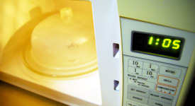 Специалисти препоръчват да готвим в микровълнова печка