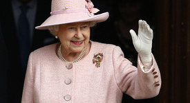 Кралица Елизабет Втора с изненадващо посещение на сватбата на свои поданици