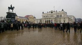 Бой пред парламента, извеждат гости на Радисън през служебен вход (снимки)