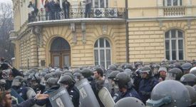 Изтласкват протестиращите - Те тръгнаха към НДК