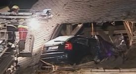 Бог е шегаджия - кола се заби в покрива на църква