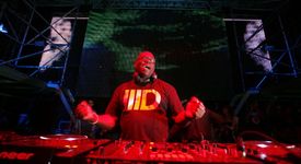 Carl Cox ще взриви Арен Армеец с 4-часов сет между 