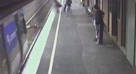 Бебе падна под влак (+ видео)