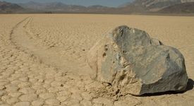Все още загадка: търкалящи се сами камъни в Долината на смъртта 