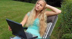 Тийновете в Англия по-назад от нас в интернет