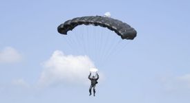 100-годишна баба ще скача с парашут!