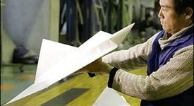 Японец се опита да направи 30-секунден полет с хартиен самолет