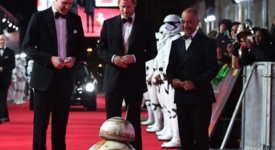 Дори BB-8 от „Междузвездни войни“ коленичи пред принц Хари и принц Уилям