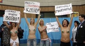 Четири украинки протестират голи