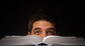 Наказали охранител - четял книги