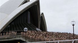Над 5 хиляди австралийци се снимаха голи пред операта в Сидни 