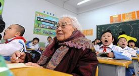 102-годишна баба стана първокласник 