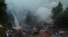 Самолет катастрофира в Индия, почти всички са загинали