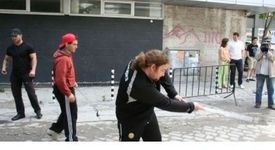 Български рапър играе голф из софийските улици