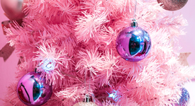 Барби превзе и Коледа: На мода са розовите елхи