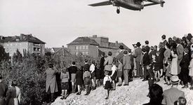 Берлинската блокада започва на 24 юни 1948 година