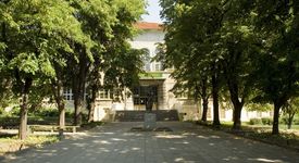 Ученици от Шуменско училище увековечиха със собствена емблема класа си