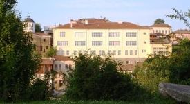 Майка и баща на училище заедно с дъщеря си