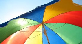 Плажният чадър не е достатъчна защита от слънчевите лъчи