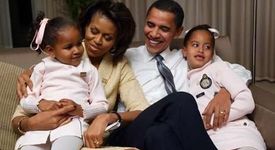 Дъщерите на Обама ще работят като детегледачки 