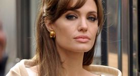 Джоли дари 100 хил. долара за жертвите на наводненията в Пакистан 