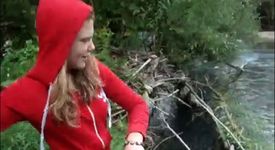 Шокиращо! Младо момиче убива малки кученца (+ видео)