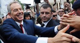 Тони Блеър бе замерян с яйца и обувки в Дъблин