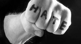 Тинейджър обвинен в брутално нападение на туристи