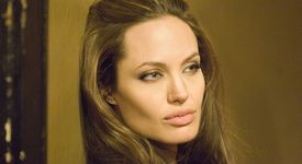 На Анджелина Джоли й е писнало от Дженифър Анистън