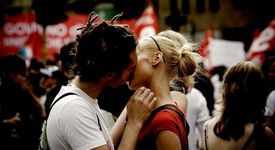 Влюбените двойки и близките приятели четат мислите си
