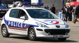Френското правителство арестува 12 терориста