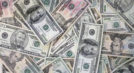 Мъж спечелил 3.5 милиона долара и дарил 1.5 от тях