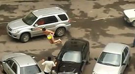 Гол руснак скача по покривите на коли (видео)