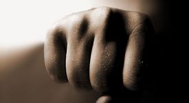 Гримьорка си направи фалшиви синини, осъди съпруга си за побой