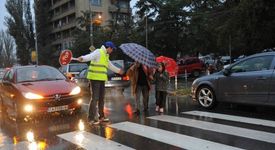 Пешеходците се движат като стадо, когато пресичат