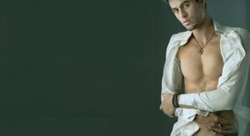 Енрике Иглесиас обича да бъде гол с приятели