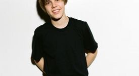 Джъстин Бийбър напомня на фенове си за биографичния си филм