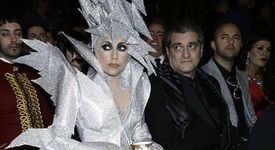 Lady GaGa продължава да провокира феновете си