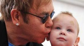 Еминем направи подарък на Елтън Джон 