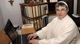 Изгониха монахиня от манастир заради Facebook 