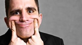 Фалшивите усмивки правят хората тъжни