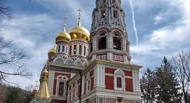 17 саркофага  с костите на загиналите в сраженията край Шипка се намират в криптата на храма в градчето