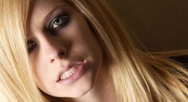 Аврил Лавин си татуира още една безопасна игла