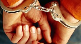 Баба стреля по къщата на съседа си, отказал да я целуне 