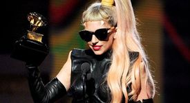 Лейди Гага се сгромоляса на сцената (+видео) 