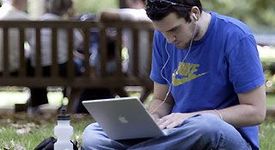 Кои са 5-те най-дразнещи неща, които мъжете правят във Facebook?