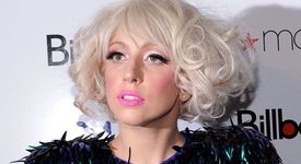 Лейди Гага пее на перуките си 
