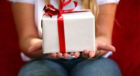 Подаряването на неочаквани подаръци = изкупуване на вина?