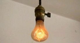 Електрическа крушка свети вече 110 години