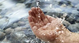 Защото кожата ни се набръчква, когато дълго време седим във вода?